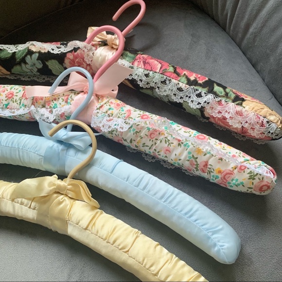 Satin fabric display hangers - Picture 2 of 3